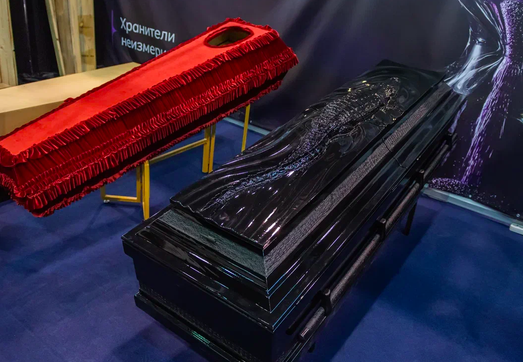 Фото Сталин в гробу, памятники Фриске и Жириновского. В Новосибирске опубликованы кадры с ритуальной выставки – 15 будоражащих кадров 9 - Сиб.ФМ Фото Сталин в гробу, памятники Фриске и Жириновского. В Новосибирске опубликованы кадры с ритуальной выставки – 15 будоражащих кадров 9